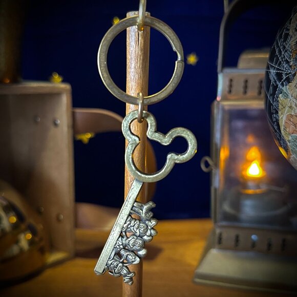 Disney - Mickey Mouse, Minnie Mouse, Donald Duck, Goofy, Pluto - Key - Keychain - Picture 1 of 3